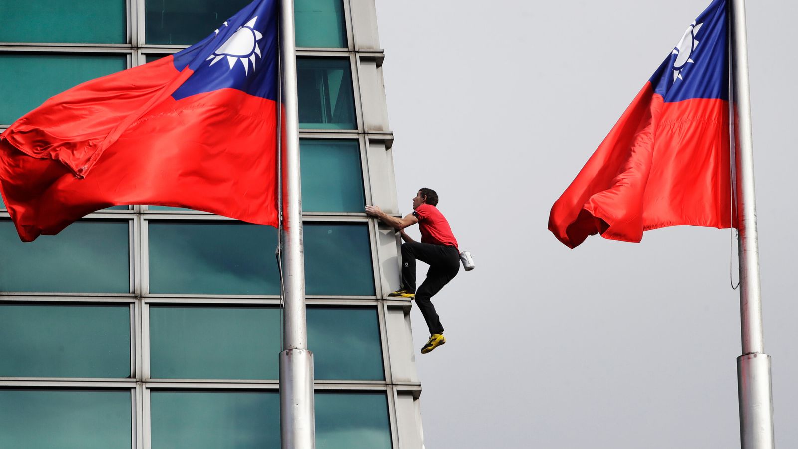 Alex Honnold during his climb of the Taipei 101 skyscraper. Pic: AP