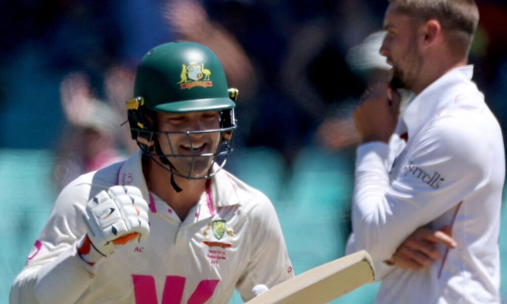 Australia...s Alex Carey (L) celebrates after hitting the winning runs on day five of the fifth Ashes cricket Test match between Australia and England at the SCG in Sydney on January 8, 2026. (Photo by DAVID GRAY / AFP) / -- IMAGE RESTRICTED TO EDITORIAL USE - STRICTLY NO COMMERCIAL USE --
