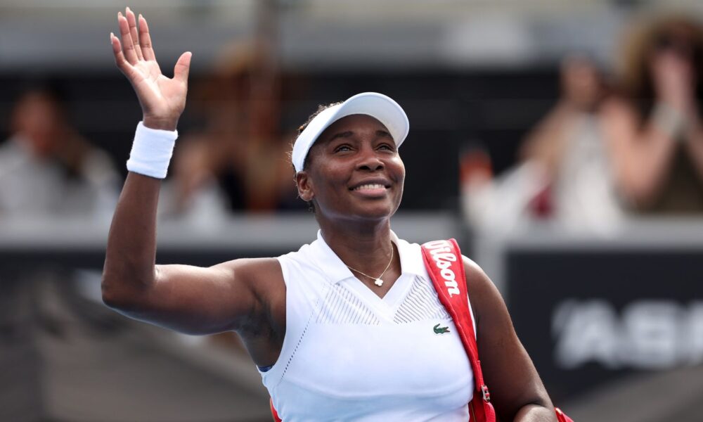 Venus Williams of USA thanks the crowd after losing her match against Magda Linette of Poland during day two of the 2025 ASB Classic at ASB