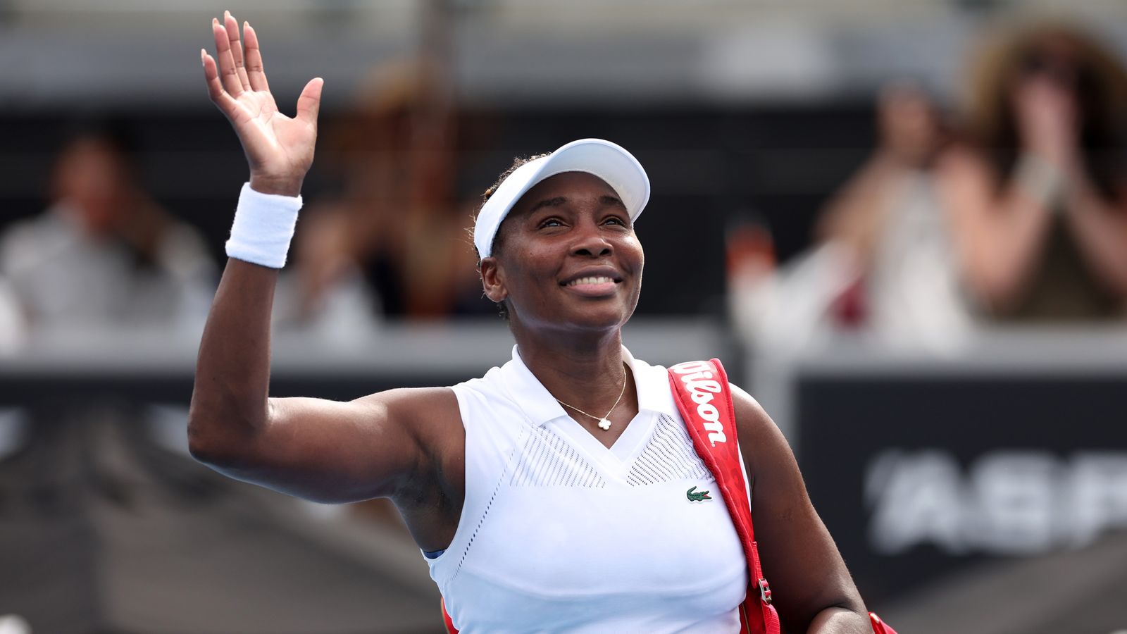 Venus Williams of USA thanks the crowd after losing her match against Magda Linette of Poland during day two of the 2025 ASB Classic at ASB