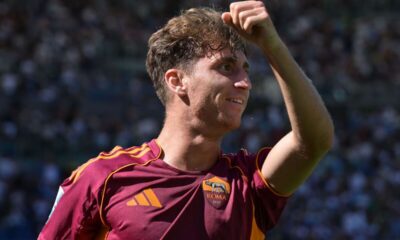 ROME, ITALY - SEPTEMBER 21: Tommaso Baldanzi of AS Roma celebrates the victory after the Serie A match between SS Lazio and AS Roma at Stadio Olimpico on September 21, 2025 in Rome, Italy. (Photo by Silvia Lore/Getty Images)