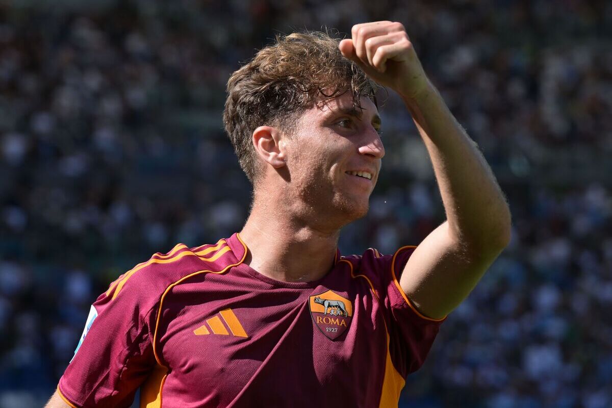 ROME, ITALY - SEPTEMBER 21: Tommaso Baldanzi of AS Roma celebrates the victory after the Serie A match between SS Lazio and AS Roma at Stadio Olimpico on September 21, 2025 in Rome, Italy. (Photo by Silvia Lore/Getty Images)