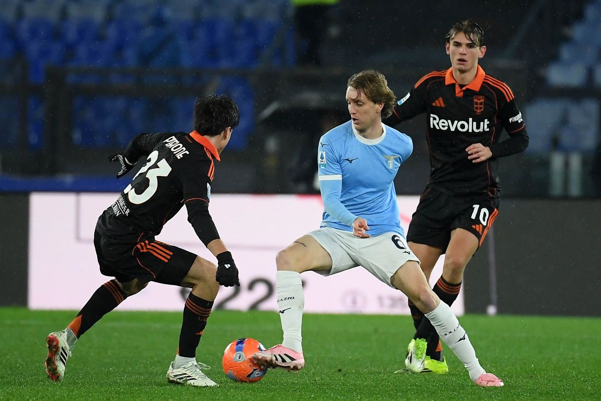 ROME, ITALY - JANUARY 19:Nicolò Rovella of SS Lazio competes for the ball with Maximo Perrone of Como 1907 during the Serie A match between SS Lazio and Como 1907 at Stadio Olimpico on January 19, 2026 in Rome, Italy. (Photo by Marco Rosi - SS Lazio/Getty Images)