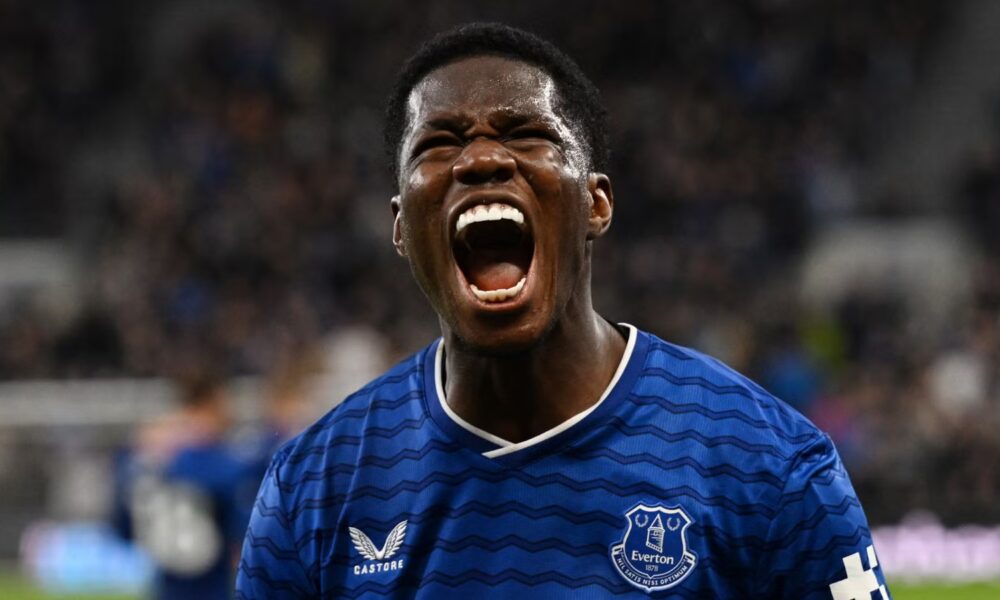 Everton hold talks over signing new striker who's better than Barry