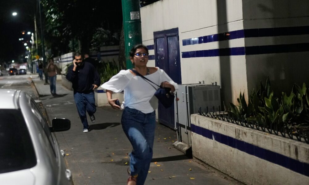 At least 7 explosions and low-flying aircraft are heard in Venezuela's Caracas