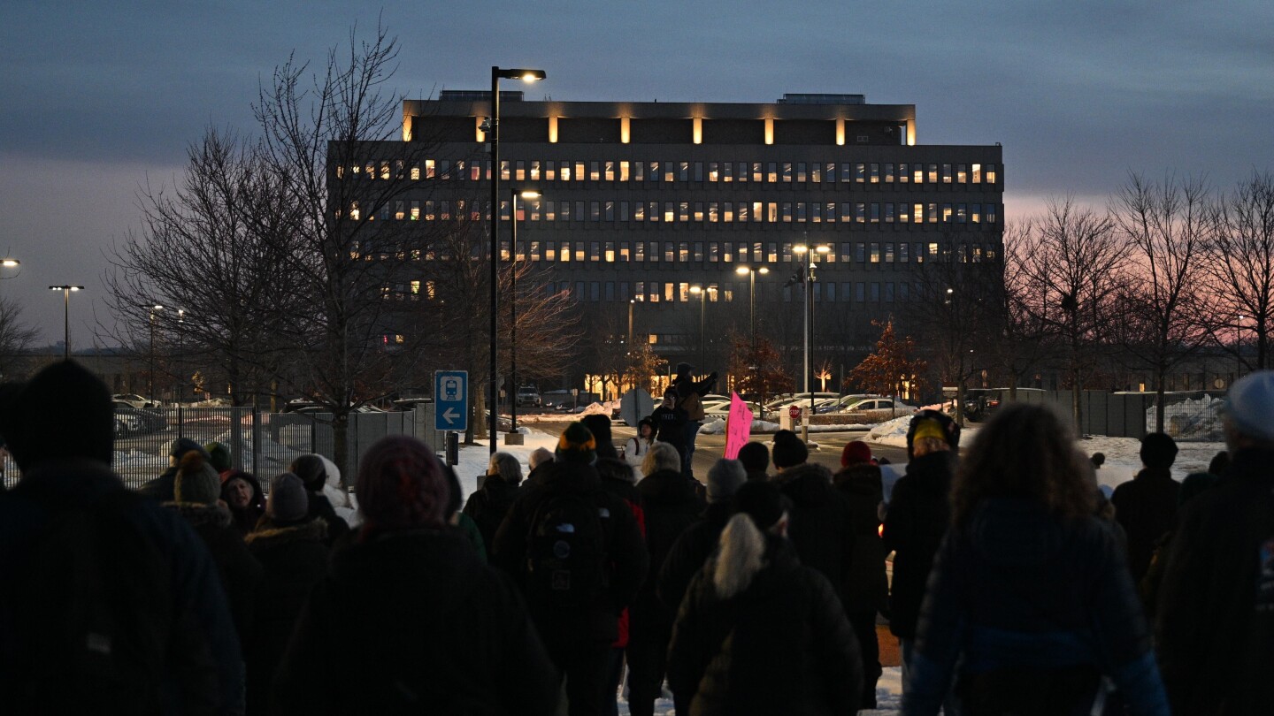 Minneapolis shooting: Video shows moments before officer kills woman