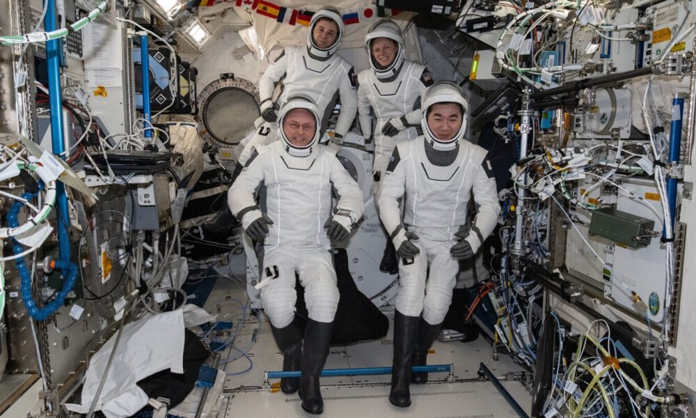 Astronauts leave space station in NASA's first medical evacuation