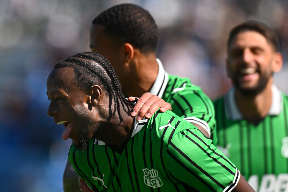 SASSUOLO, ITALY - SEPTEMBER 28: Ismael Kone of Sassuolo celebrates scoring his team