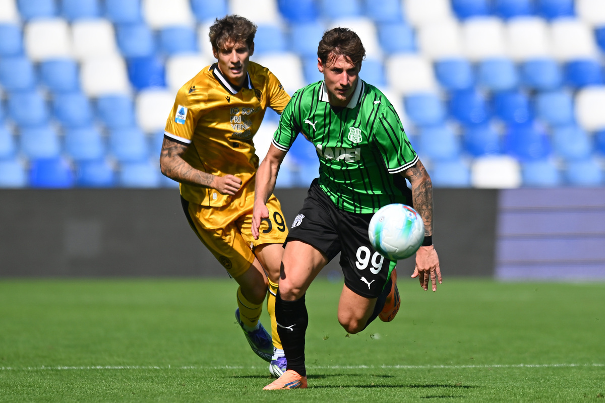 SASSUOLO, ITALY - SEPTEMBER 28: Andrea Pinamonti of Sassuolo runs onto the ball during the Serie A match between US Sassuolo Calcio and Udinese Calcio at Mapei Stadium Citta del Tricolore on September 28, 2025 in Sassuolo, Italy. (Photo by Alessandro Sabattini/Getty Images)