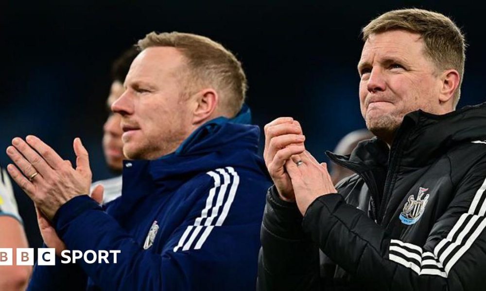 Eddie Howe applaus Newcastle United supporters after the defeat against Manchester City at the Etihad on 4 February, 2026