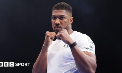 Anthony Joshua holds up his fists