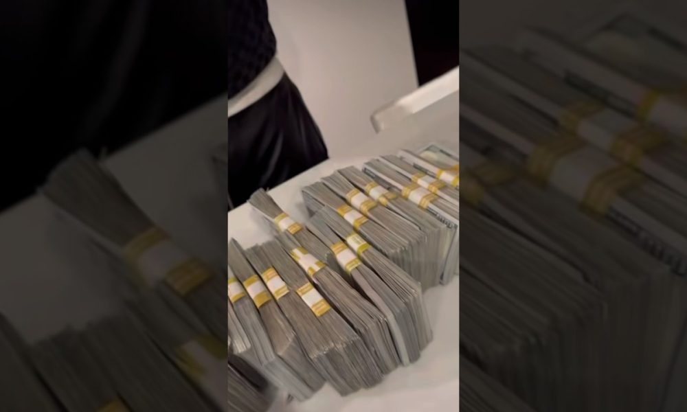 Moneyman shows off $400,000 cash after 50 cent shows off 3 million cash #moneyman #50cent