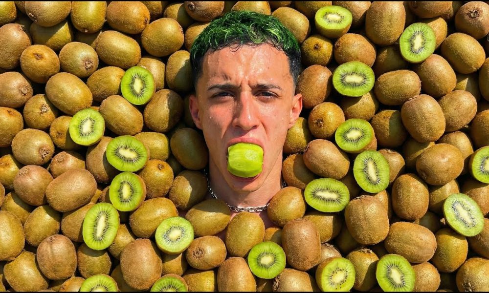 MONEY VS CHALLENGE: MANGIO 100 KIWI in UNA SOLA VOLTA... NON FATELO A CASA!