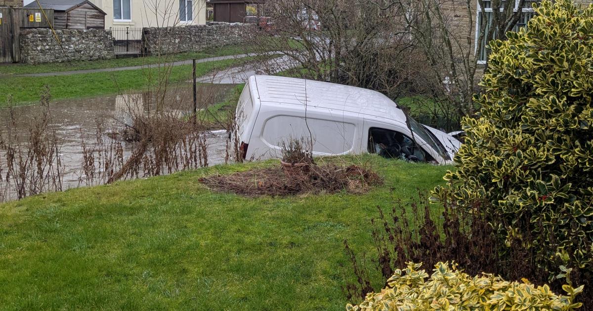Van gets stuck in floodwater in in Hunton village ford