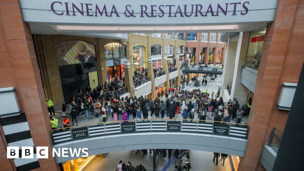 Thousands queue as beauty store arrives on island of Ireland