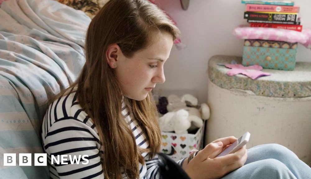 Starmer pledges crackdown on 'addictive elements' of social media