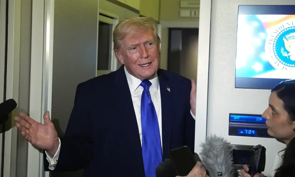 Trump Warns Kyiv As He Discusses 'Easy' Ukraine Peace Talks