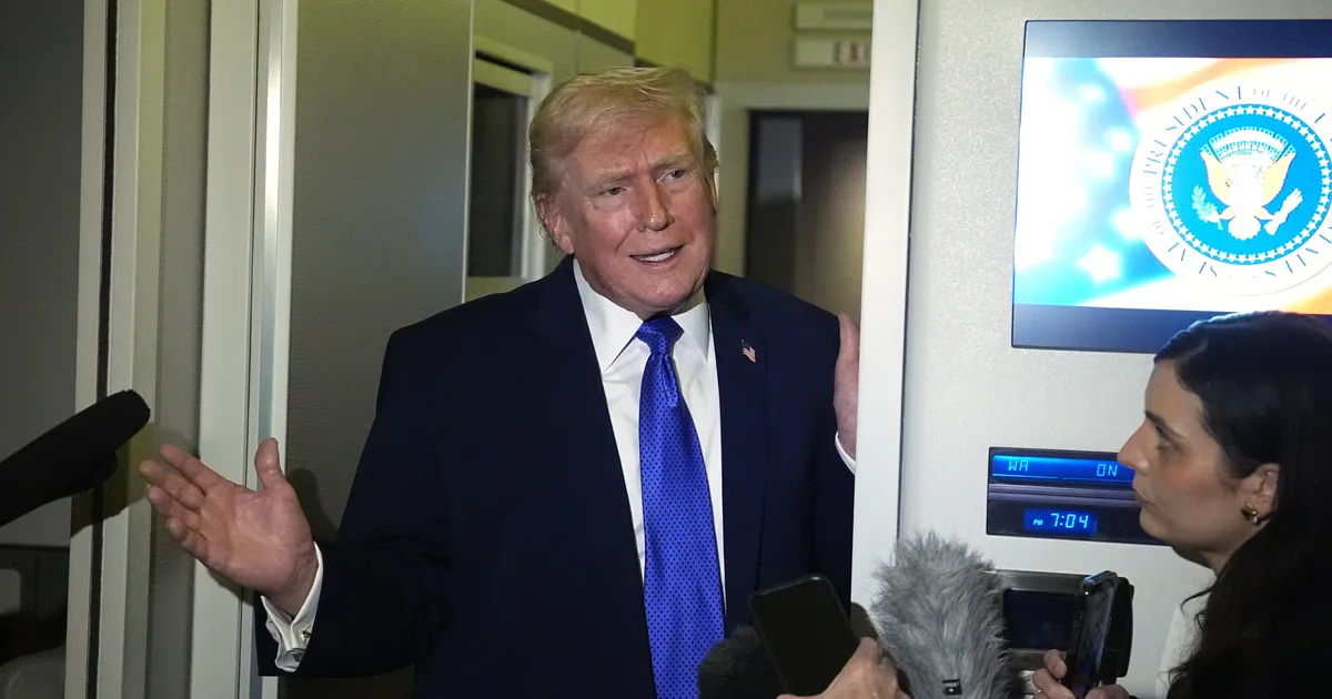 Trump Warns Kyiv As He Discusses 'Easy' Ukraine Peace Talks