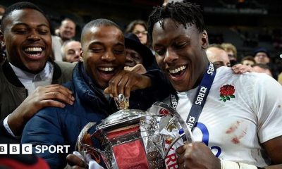Maro Itoje talks to his team