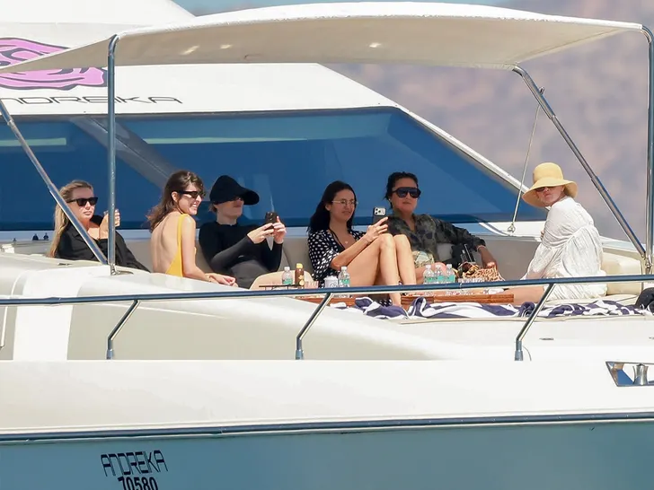 selena-gomez-sub-backgrid-3