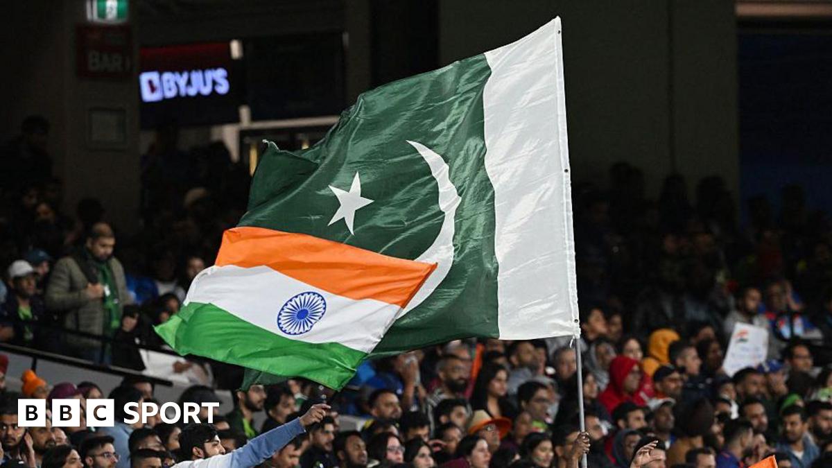 Spectators wave India and Pakistan flags