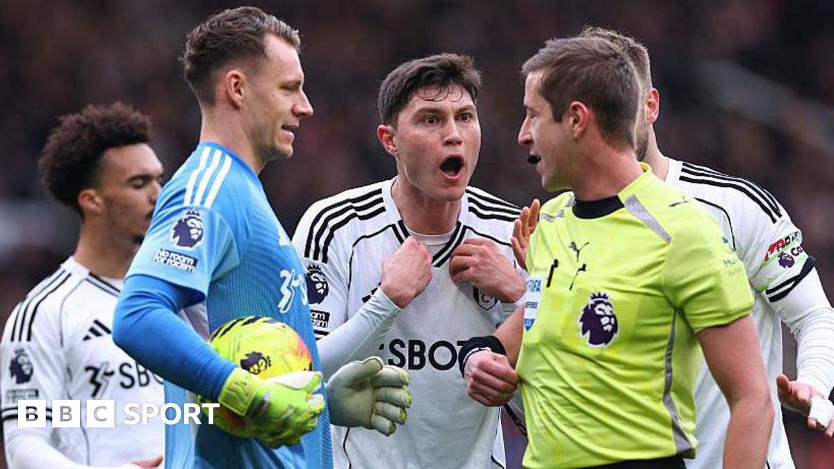Jorge Cuenca protests to referee John Brooks