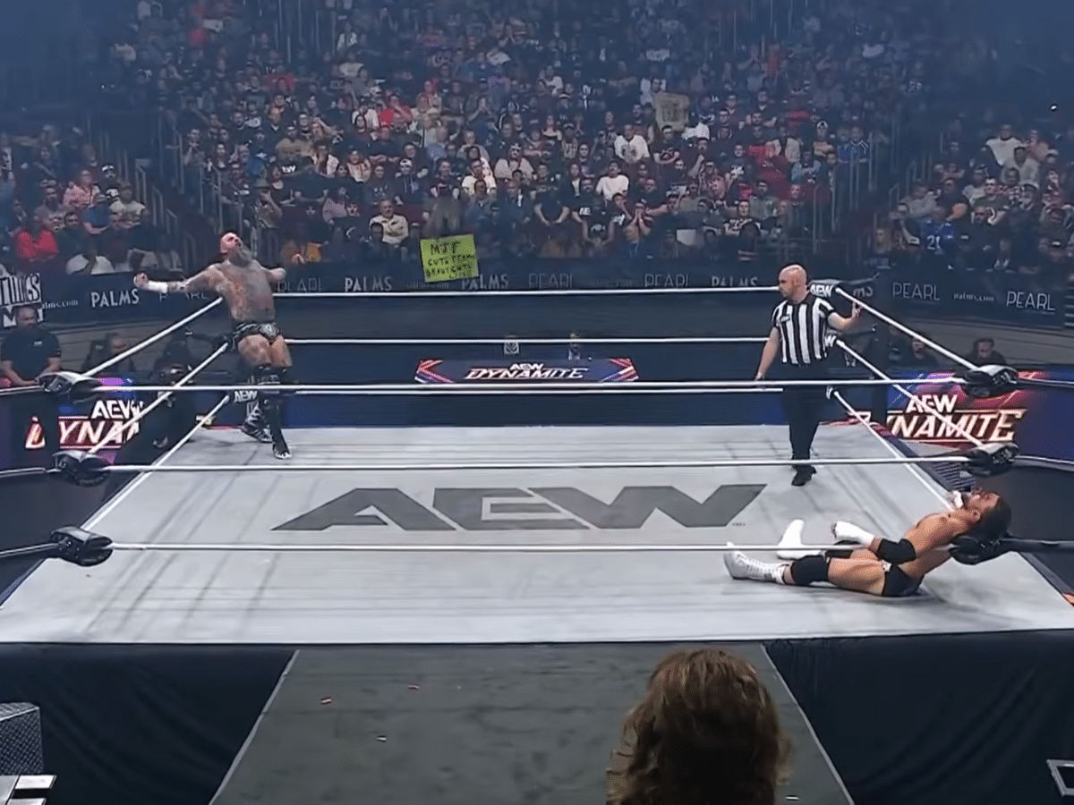 Trump booed as wrestling crowd chant 'fuck ICE'