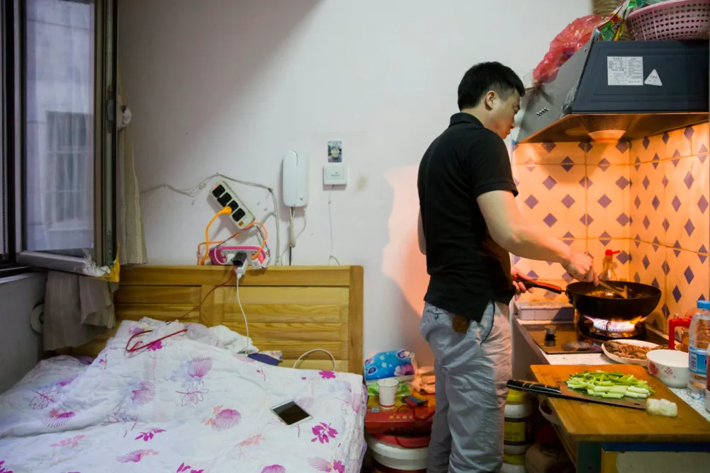 “Are You Dead?” China's Viral App Explores Solo Life and Changing Social Bonds