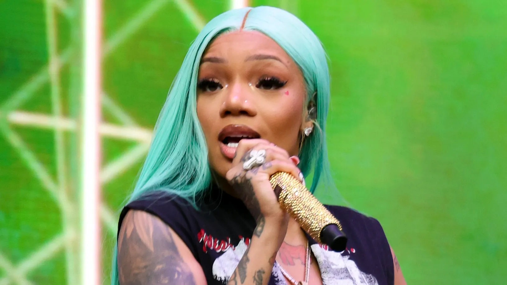 GloRilla Speaks On Sister Victoria Woods Allegedly Threatening To Assault Her With Firearm After Apparent Arrest Warrant From 2015 Surfaces