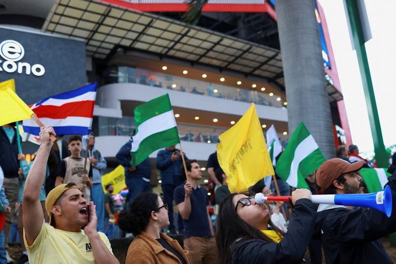 Costa Ricans vote as right-wing populists aim to  extend mandate