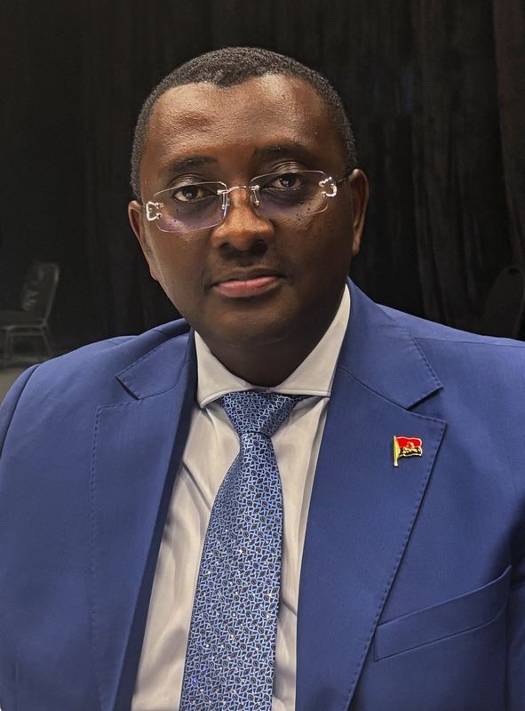 Exclusive-Angola seeks 20%-30% stake in De Beers, senior official says