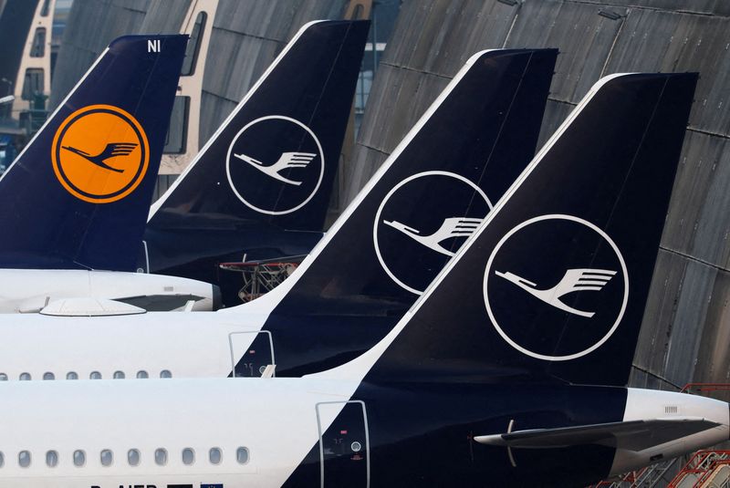 Almost 800 Lufthansa flights cancelled as pilots, cabin crew walk out