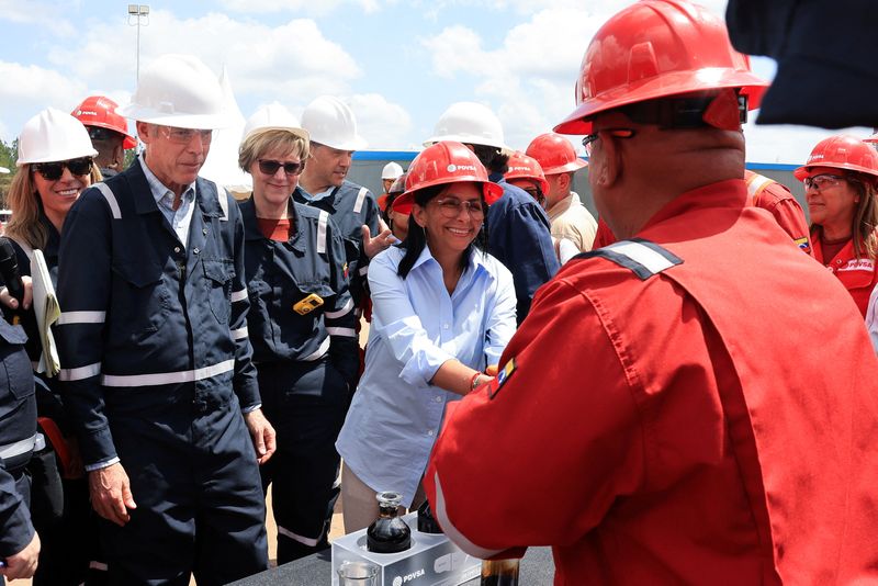 US allows oil majors to broadly operate in Venezuela, new energy investments