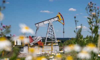 Oil climbs as US-Iran tensions keep supply risks in focus