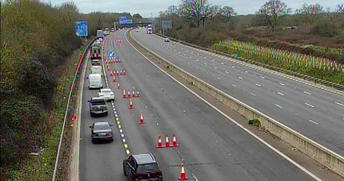 M4 closure: motorway shut in both directions near Reading causing long delays | News UK