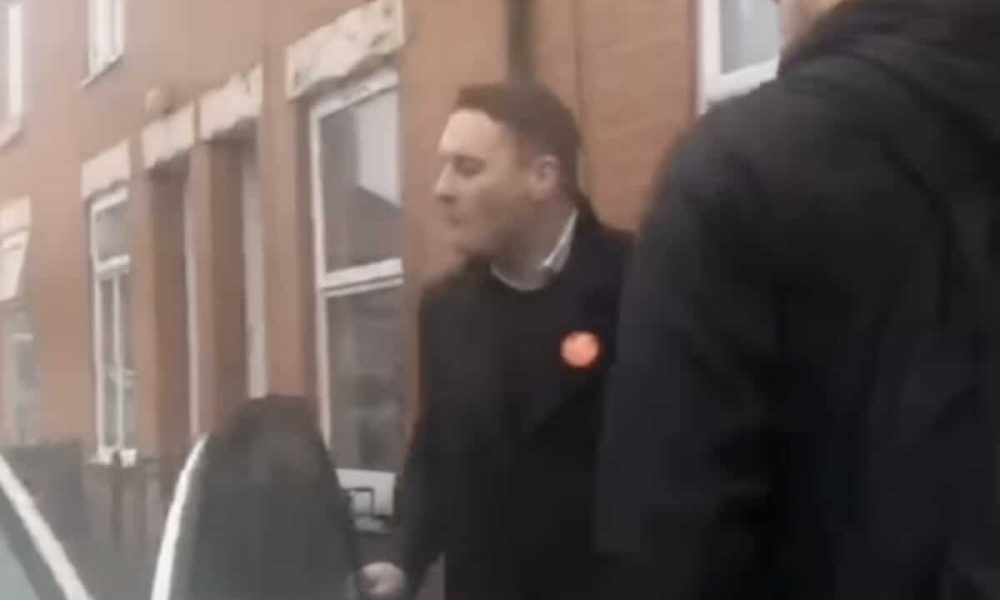 Wes Streeting caught cramming 5 people into 4-seater