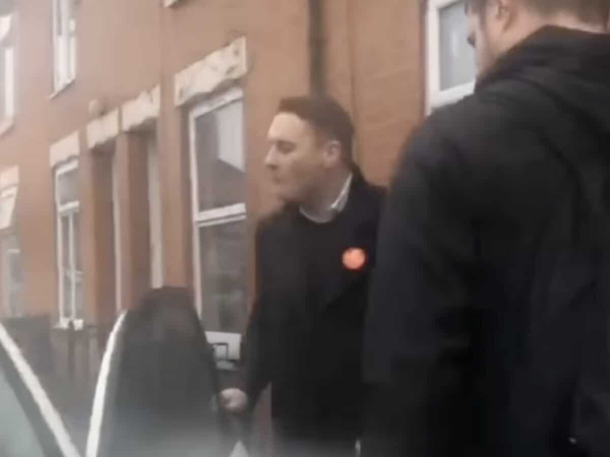 Wes Streeting caught cramming 5 people into 4-seater