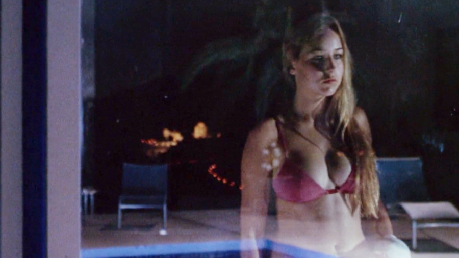 Netflix's Tense And Tragic 2000s Thriller Is A Manipulative Family Fraud