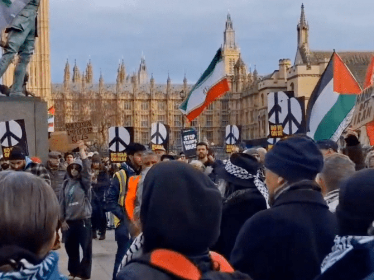 Iran anti-war protesters confront Starmer's bullshit