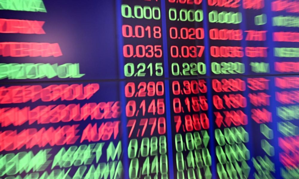 Aussie equities push lower as tariff threat returns