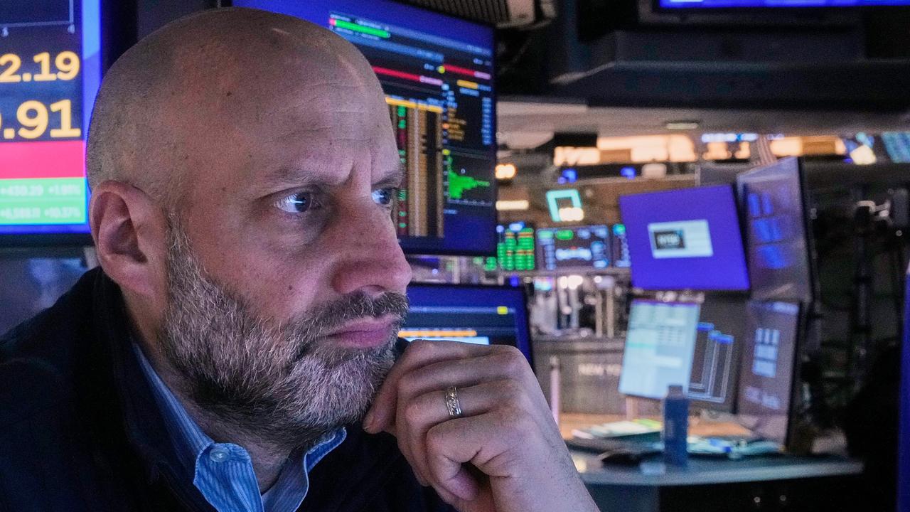 Wall Street advances, tech bounces further off losses