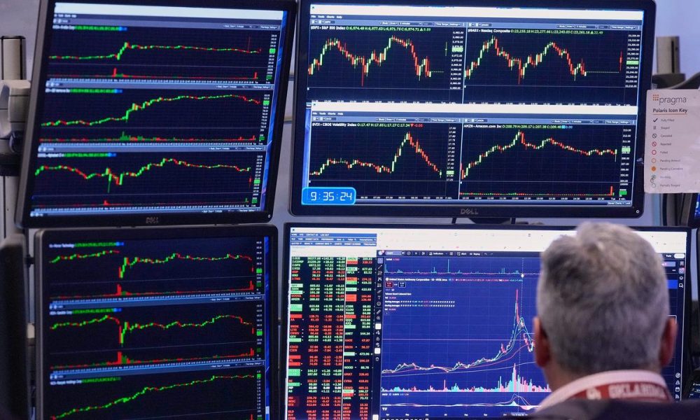 US stocks drift to a mixed finish as yields fall