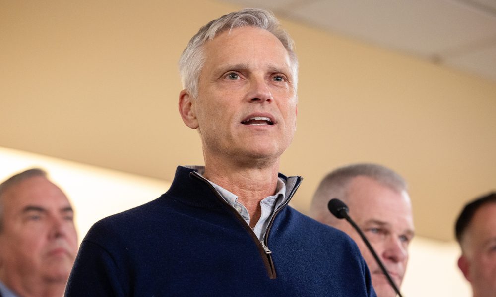 American Airlines flight attendants, pilots rebuke airline's leadership