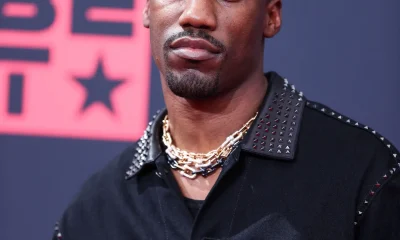 GIveon posing on the red carpet.