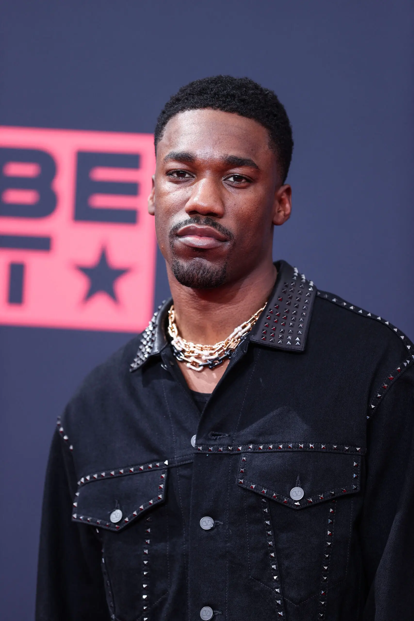 GIveon posing on the red carpet.