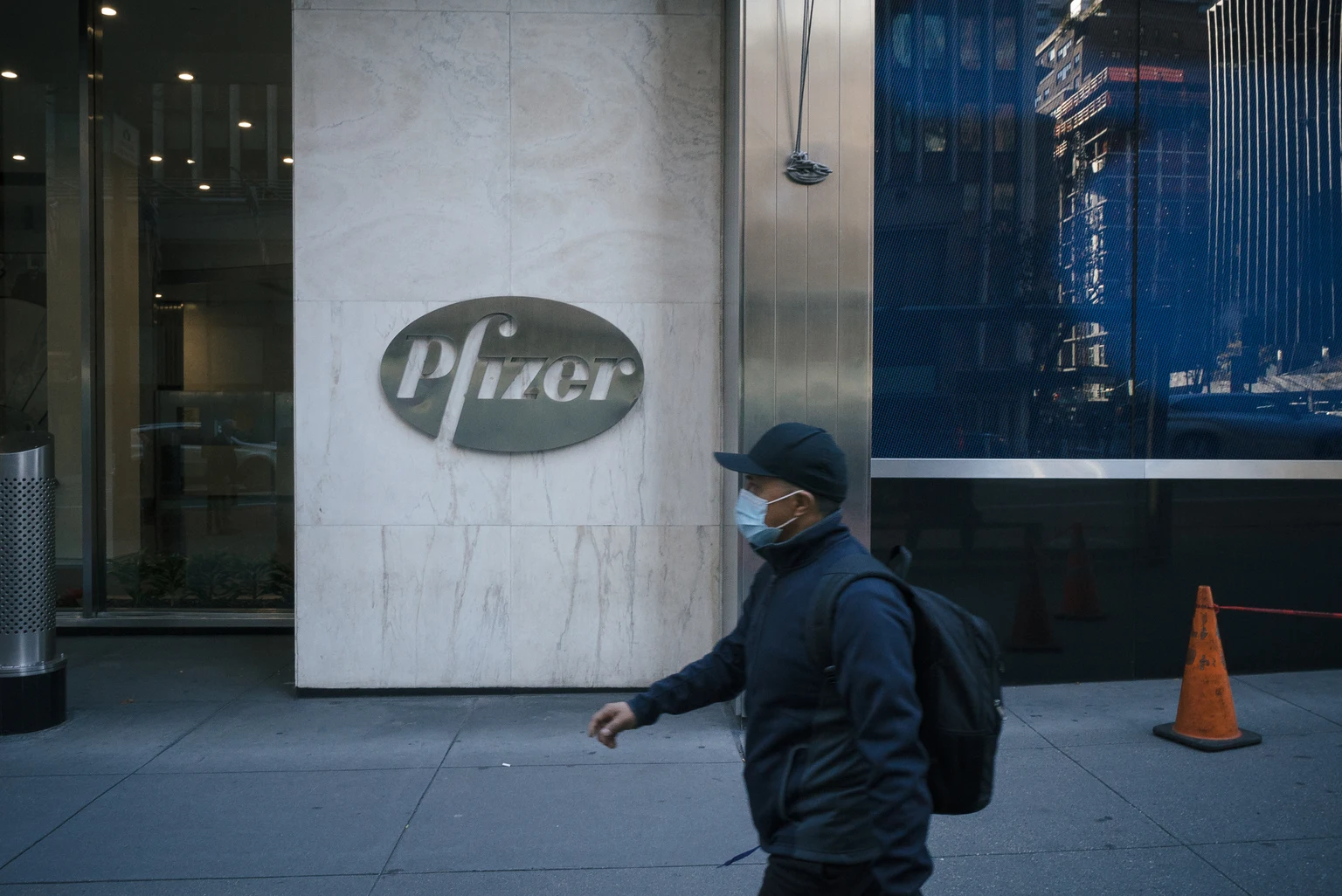 Pfizer Stock: A Risky 6.3% Yield For Income-Oriented Investors (NYSE:PFE)
