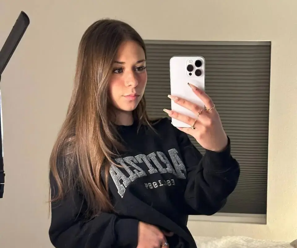 Sophie Rain mirror selfie