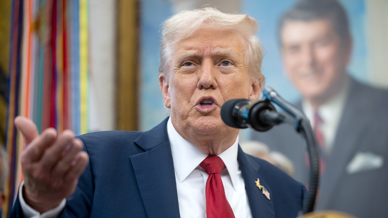 Trump set to unveil website for low-cost prescription drugs