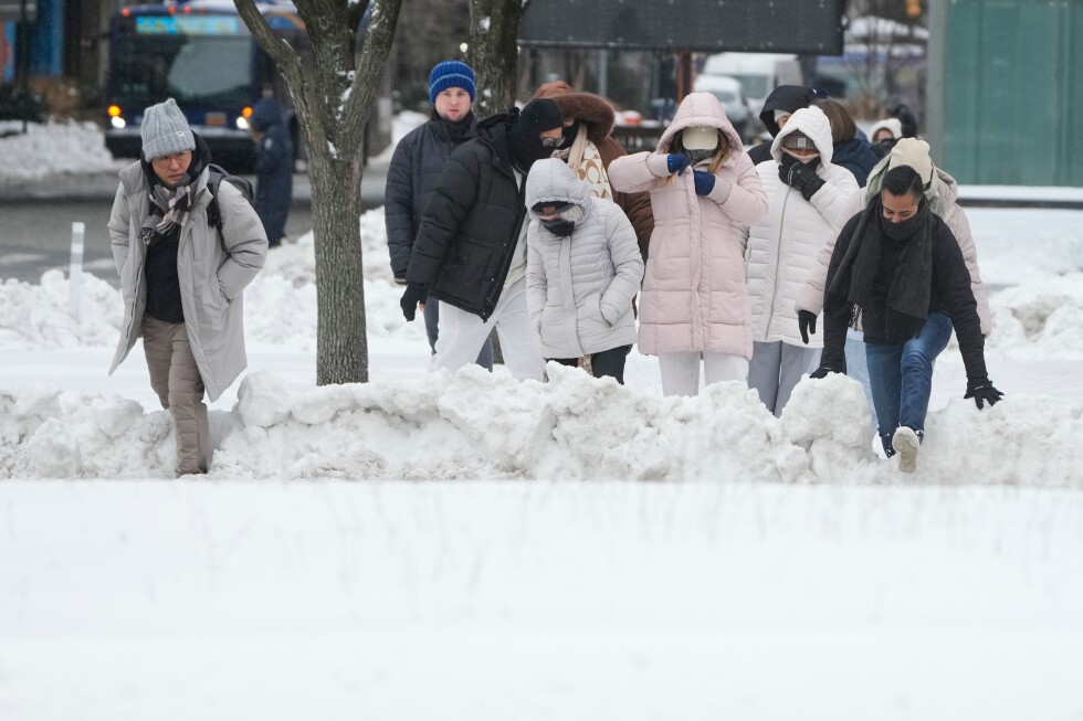 Blizzard threatens East Coast with heavy snow and damaging winds