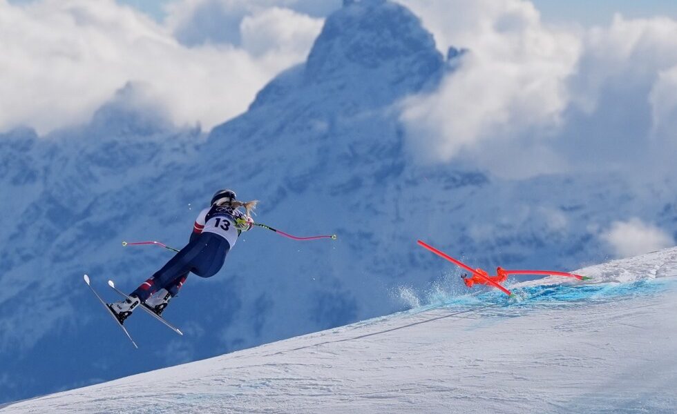 Lindsey Vonn crashes early in Olympic downhill, taken off the mountain in a helicopter